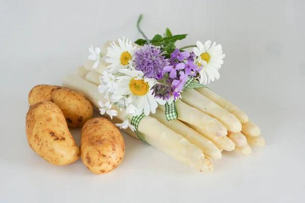 Asparagus Beautifully Decorated Chives Blossoms Loop Spring Potatoes — Stock Photo, Image