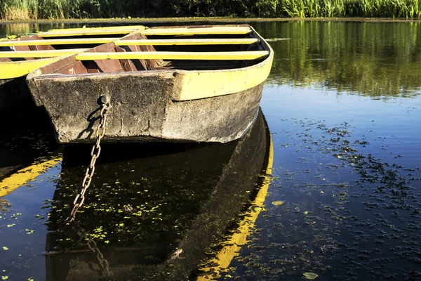 小船漂浮在湖面上 反射出水面 — 图库照片