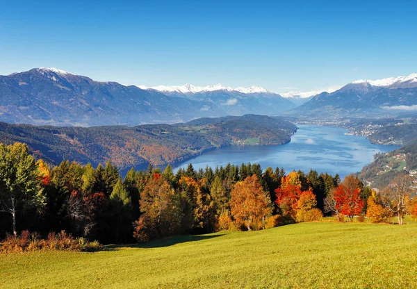 Ηλιόλουστη Φθινοπωρινή Μέρα Στη Λίμνη Στα Βουνά Της Νότιας Αυστρίας — Φωτογραφία Αρχείου