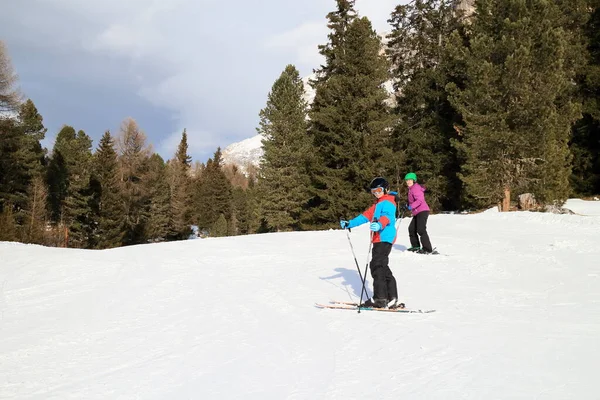 Due Sciatori Belle Montagne — Foto Stock