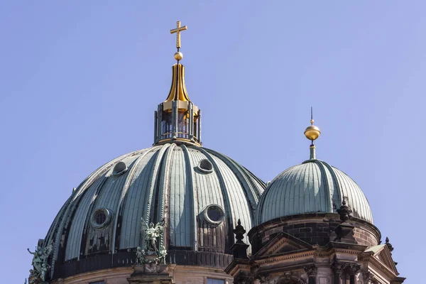 Cúpula Principal Cúpula Lateral Catedral Berlín Con Cruz Dorada —  Fotos de Stock