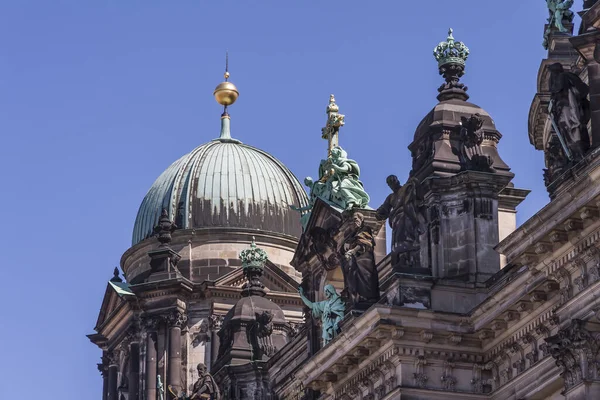 Cúpula Lateral Catedral Berlin Con Esculturas Piedra Arenisca —  Fotos de Stock