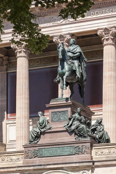 Fassadenansicht Der Alten Nationalgalerie Berlin Mit Dem Reiterstandbild Friedrich Wilhem — Stockfoto