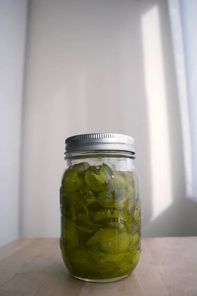 Glasburk Fylld Med Skivad Pickles — Stockfoto