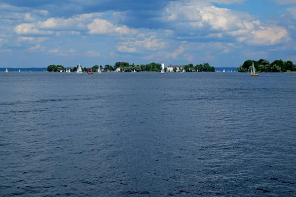 Blick Auf Die Fraueninsel Chiemsee Mit Segelbooten Bayern Deutschland — Stockfoto