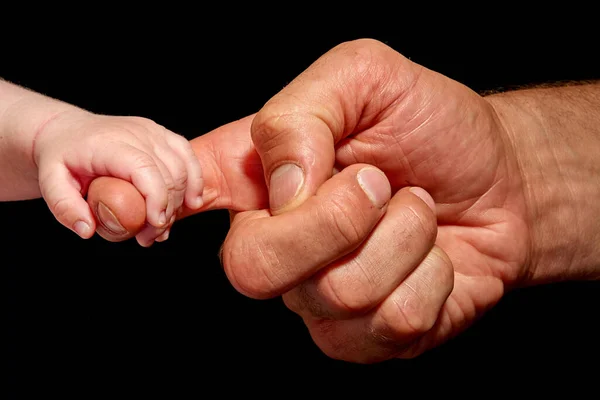 Mão Bebê Segurando Por Adulto — Fotografia de Stock