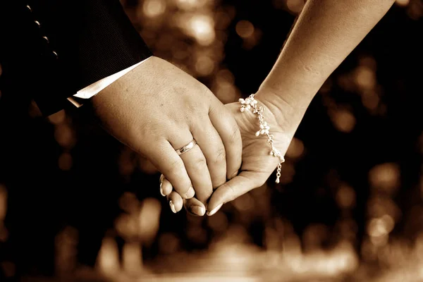 Γάμο Ζευγάρι Χέρι Χέρι — Φωτογραφία Αρχείου