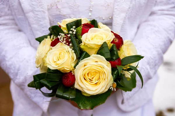 Menyasszony Gazdaság Esküvői Csokor Rózsákkal — Stock Fotó