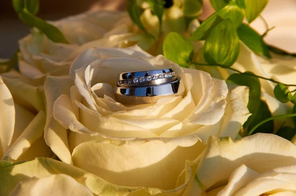 Brautstrauß Mit Rosen Und Ringen — Stockfoto