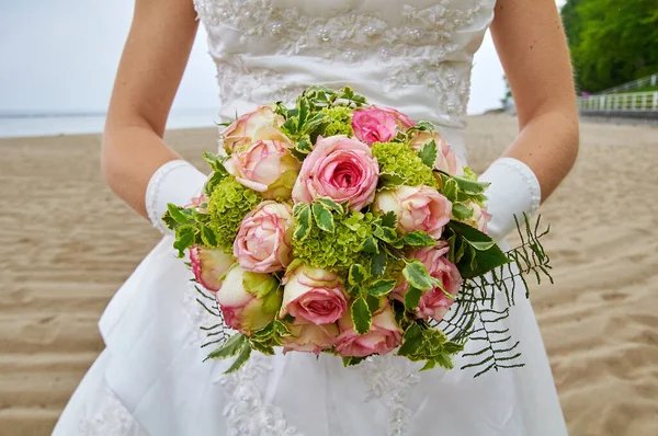 Noiva Segurando Buquê Casamento Com Rosas — Fotografia de Stock