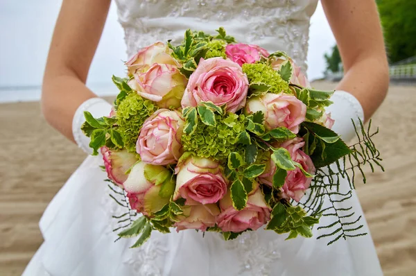 Sposa Tenuta Bouquet Sposa Con Rose — Foto Stock