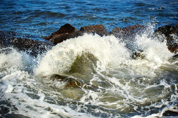 嵐の海の青緑色の水 — ストック写真