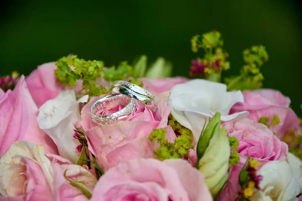 有玫瑰和戒指的结婚花束 — 图库照片