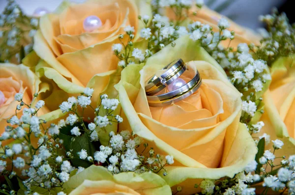 Buquê Casamento Com Rosas Anéis — Fotografia de Stock