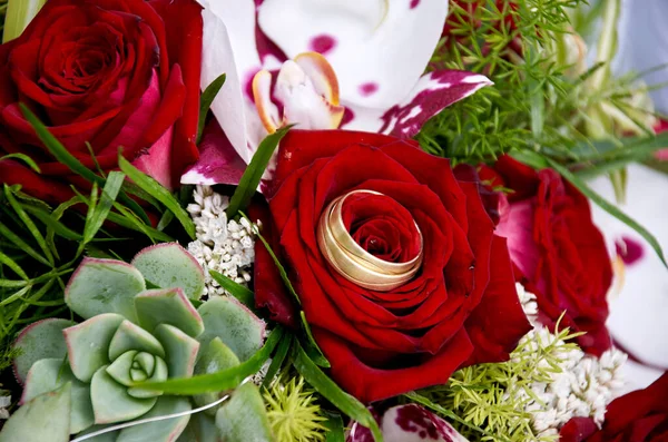 Svatební Kytice Růžemi Prsteny — Stock fotografie