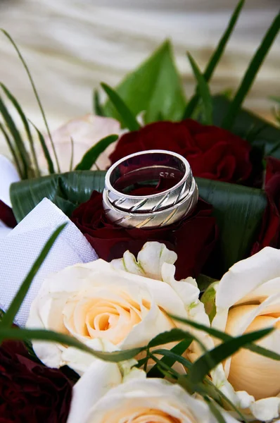 Buquê Casamento Com Rosas Anéis — Fotografia de Stock