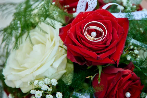 Bouquet Mariage Avec Des Roses Des Anneaux — Photo