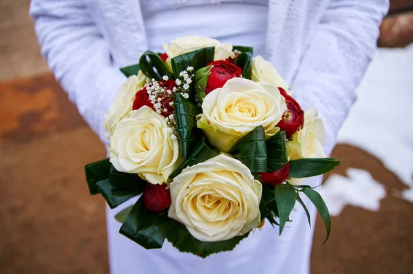 Mariée Tenant Bouquet Mariage Avec Des Roses — Photo