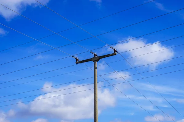 Strommast Και Πολλές Γραμμές Ρεύματος Ενάντια Ένα Μπλε Ουρανό — Φωτογραφία Αρχείου