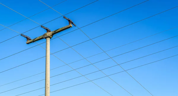 Mavi Gökyüzünün Önündeki Elektrik Direği Bir Sürü Elektrik Hattı — Stok fotoğraf