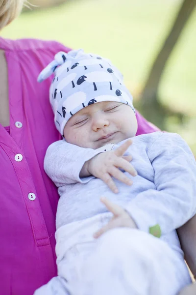 Madre Joven Con Bebé Recién Nacido Aire Libre — Foto de Stock