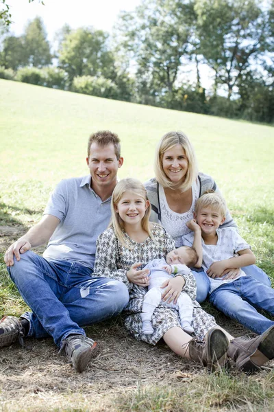 Familia Joven Feliz Con Hijos Aire Libre — Foto de Stock