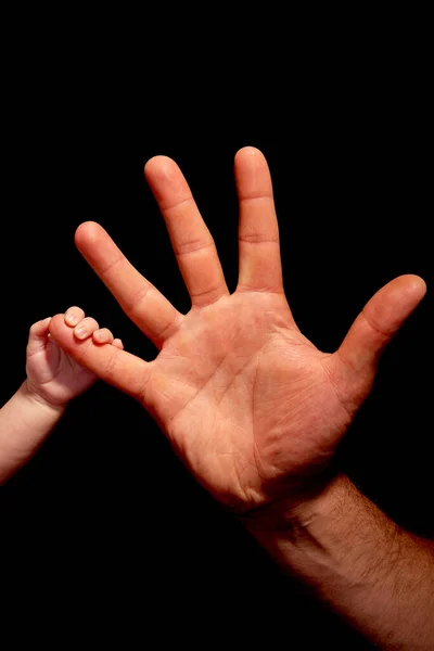 Baby Trusts Στο Χέρι Εκμετάλλευση Από Ενήλικα — Φωτογραφία Αρχείου