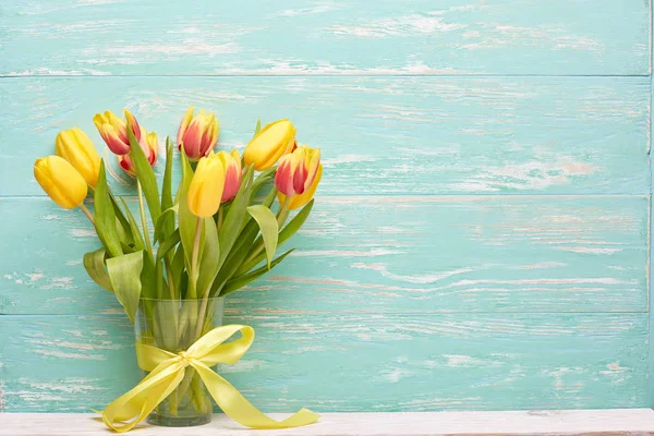 Beautiful Bouquet Tulips Flowers Vase Green Wooden Background Copy Space — Stock Photo, Image