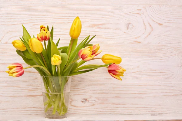 Krásná Kytice Tulipánů Květiny Váze Dřevěném Pozadí Kopírovacím Prostorem — Stock fotografie
