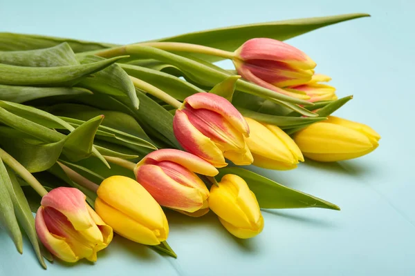 Schöner Strauß Tulpen Auf Grünem Holzgrund Ansicht Von Oben — Stockfoto