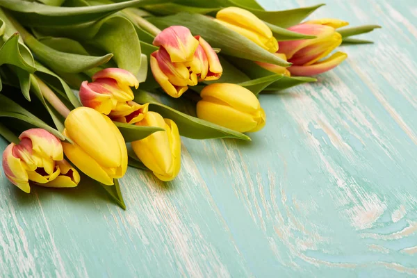 Krásná Kytice Tulipánů Zeleném Dřevěném Pozadí Kopírovacím Prostorem Horní Pohled — Stock fotografie