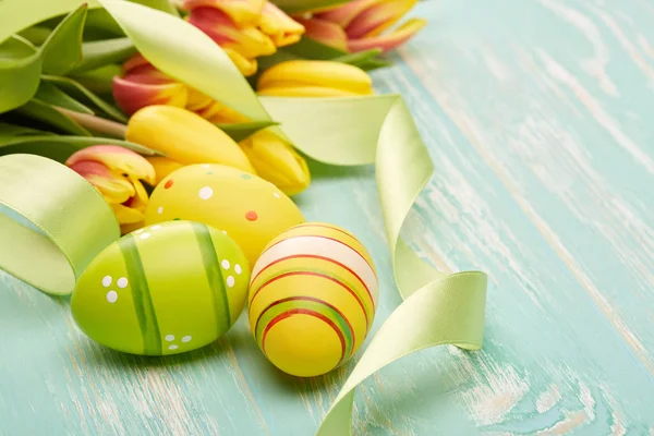 Oeufs Pâques Colorés Fleurs Tulipes Printemps Ruban Sur Fond Bois — Photo