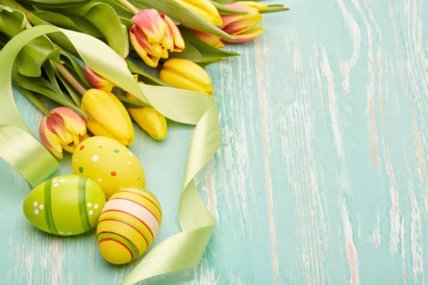 Oeufs Pâques Colorés Fleurs Tulipes Printemps Ruban Sur Fond Bois — Photo