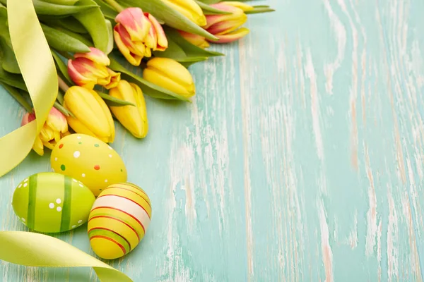 Ovos Páscoa Coloridos Flores Tulipas Primavera Fita Fundo Madeira Verde — Fotografia de Stock