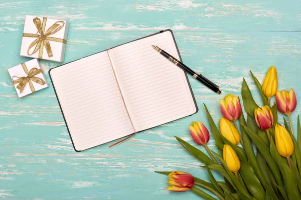 Boeket Van Lente Tulpen Bloemen Geschenkdozen Blanco Dagelijks Logboek Met — Stockfoto