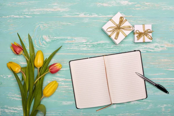 Boeket Van Lente Tulpen Bloemen Geschenkdozen Blanco Dagelijks Logboek Met — Stockfoto