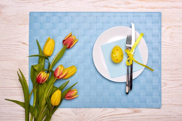 Mesa Pascua Con Flores Tulipanes Primavera Huevo Colorido Vajilla Servilleta —  Fotos de Stock