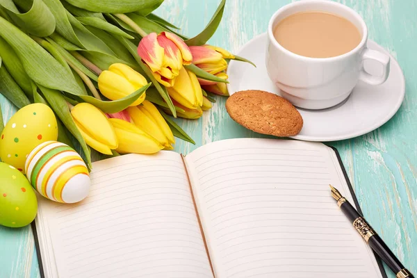 Huevos Pascua Colores Flores Tulipanes Primavera Taza Café Registro Diario — Foto de Stock