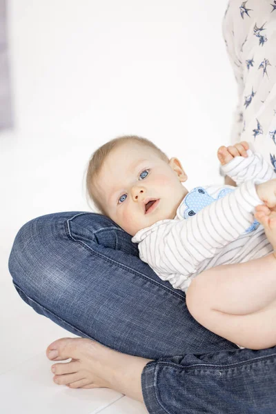아름다운 엄마와 아기가 아기방에 — 스톡 사진