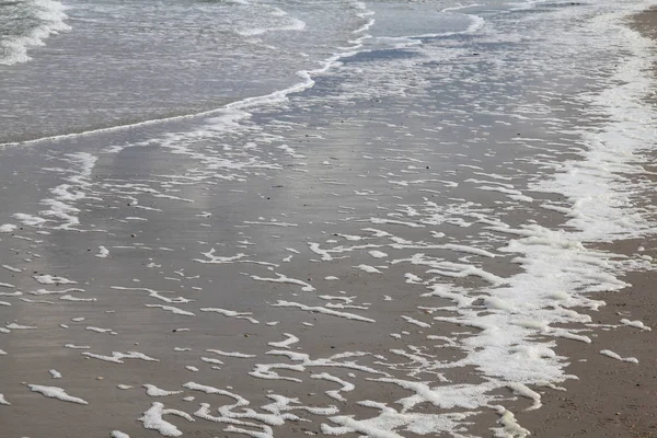 Olas Con Crestas Blancas Inundan Playa Arena — Foto de Stock