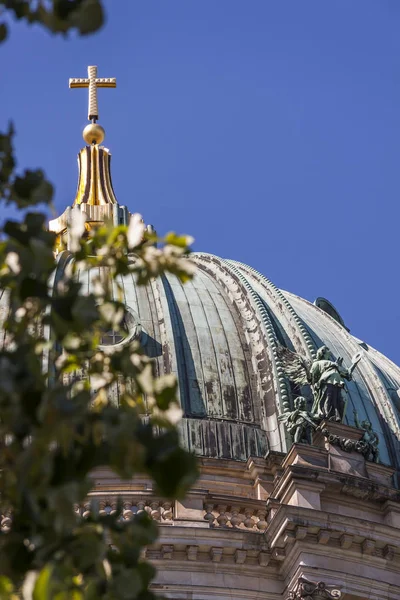 ドームランタンと金の卒業クロスとベルリン大聖堂のメインドーム — ストック写真