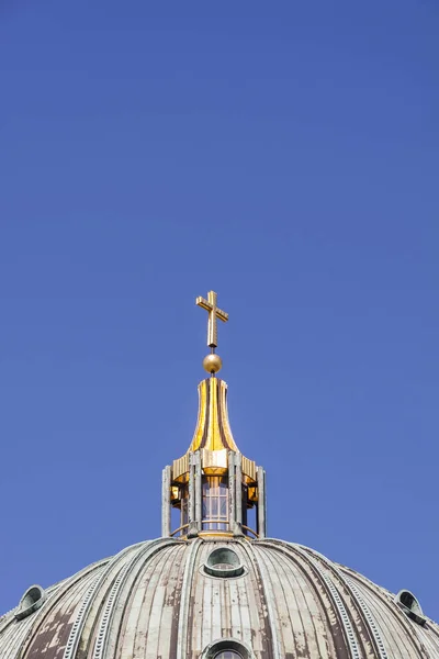 柏林大教堂的主圆顶 带有镀金的十字架 — 图库照片