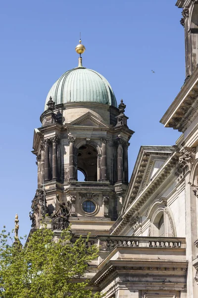 Cúpula Lateral Catedral Berlín Con Bola Graduación Chapada Oro —  Fotos de Stock