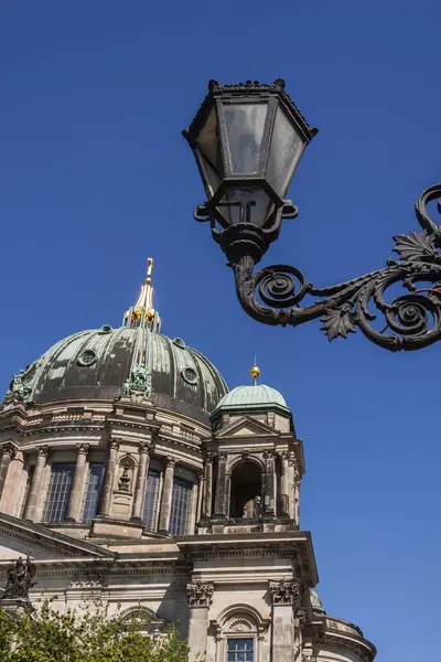 Candelabra Frente Catedral Berlin —  Fotos de Stock