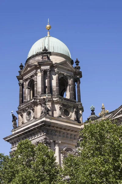Seitenkuppel Des Berliner Doms Mit Säulen Und Skulpturen Die Rund — Stockfoto