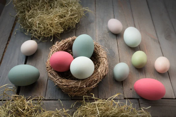 Decoratie Met Kleurrijke Paaseieren Een Nest Een Armoedige Oude Houten — Stockfoto