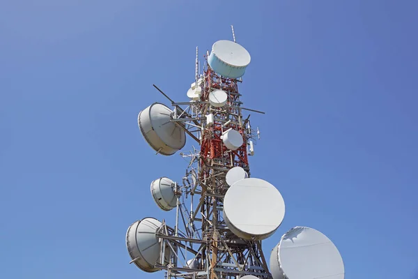 Telekommunikationstorn Med Antenner Himlen — Stockfoto