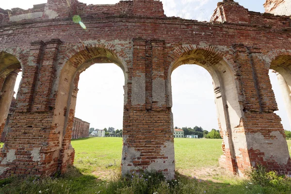 Belarus Ruzhany Kasabasındaki Antik Şatonun Kalıntıları Yaz Sezonu Arka Planda — Stok fotoğraf