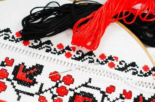 斯拉夫语的红色和黑色的线程在视图中的荚蒾十字绣 乌克兰的民间刺绣图案 — 图库照片