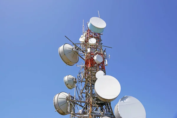 Telekommunikationstorn Med Antenner Himlen — Stockfoto